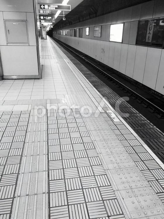 地下鉄の風景 ホーム,プラットホーム,地面の写真素材