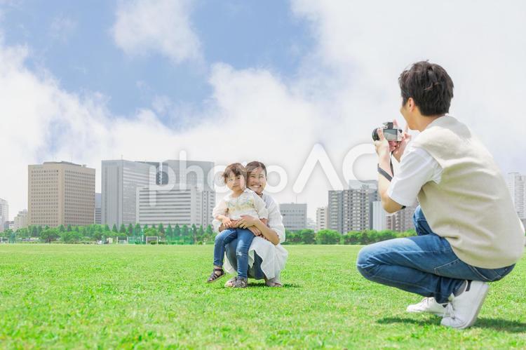 カメラで撮影をする親子 人物,家族,子供の写真素材