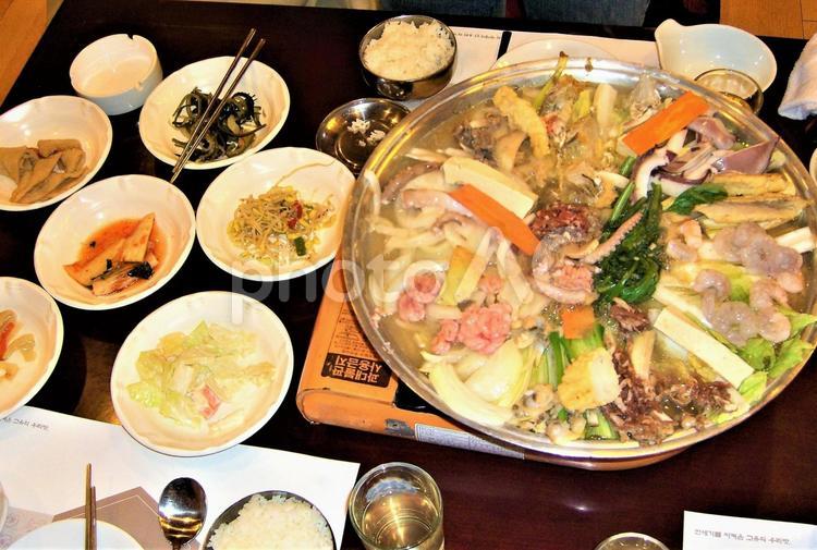 豪華な韓国のディナーは「海鮮鍋」 韓国,韓国料理,ディナーの写真素材