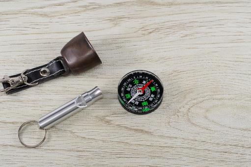 熊鈴 笛 コンパスで登山グッズのイメージ 熊鈴 笛 コンパスで登山グッズのイメージ 登山,遭難,ハイキングの写真素材