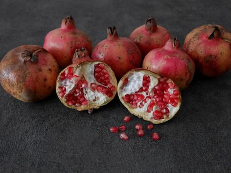 日本のざくろ7個、割れた実、グレー背景 日本のざくろ7個、割れた実、グレー背景 ざくろ,ざくろの実,ザクロの写真素材