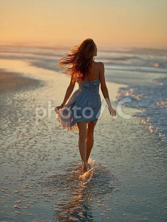夕焼けのビーチを歩く女性の後ろ姿 女性,若い,後ろ姿の写真素材