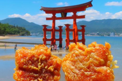 【広島県】日本三景宮島大鳥居と揚げもみじ 【広島県】日本三景宮島大鳥居と揚げもみじの写真