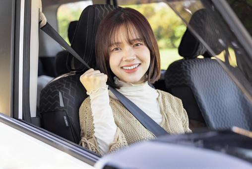 運転する女性ドライバー 運転する女性ドライバー 女性,ドライブ,運転の写真素材