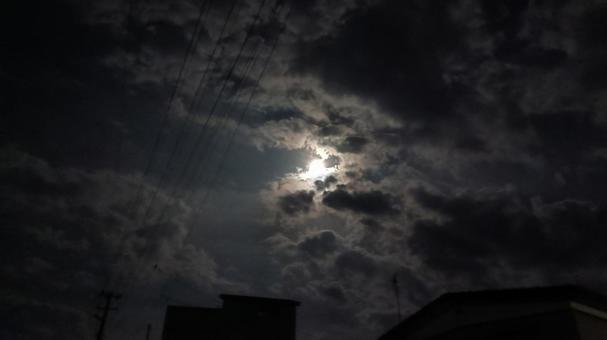 せっかくの月が雲に隠れてしまいました せっかくの月が雲に隠れてしまいましたの写真
