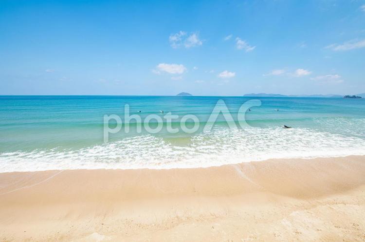 砂浜から眺める海の景色 海,海辺,エメラルドグリーンの写真素材