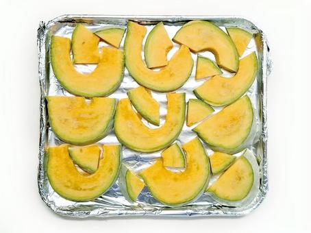 トレーにのせたスライスカボチャ トレーにのせたスライスカボチャ 秋,秋の味覚,秋野菜の写真素材