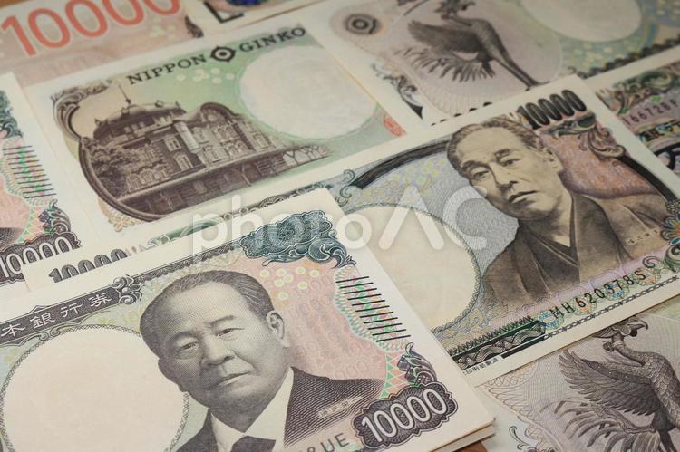 古い一万円札、新しい一万円札 たくさんのお金,紙幣,現金の写真素材