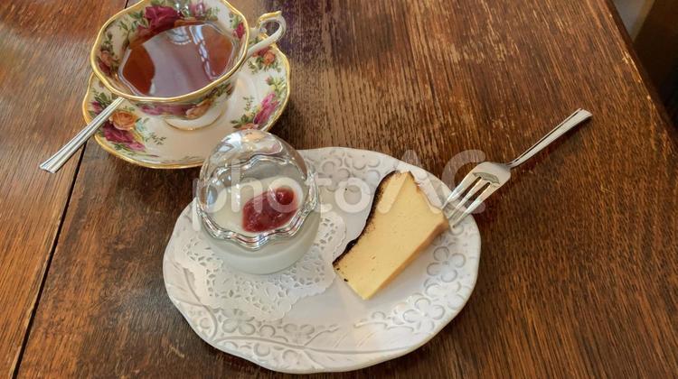 紅茶とデザート〜ケーキ、ブランマンジェ ダージリン,紅茶,ティーカップの写真素材