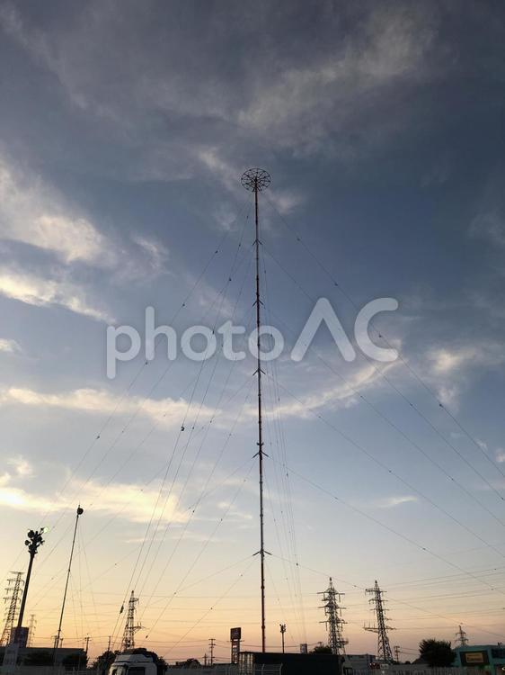 夕景のアンテナ塔 アンテナ塔,鉄塔,電線の写真素材