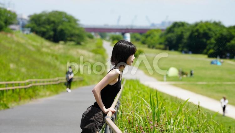 真夏の公園でくつろぐ女性 女性,キャミソール,若い女性２０代の写真素材