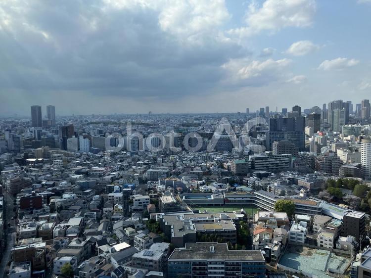大崎のタワマンから戸越方面をのぞむ 区立三木小学校,タワーマンション,品川区の写真素材