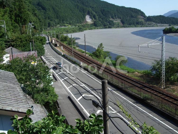 つり橋の上から見る風景 道路,線路,レールの写真素材