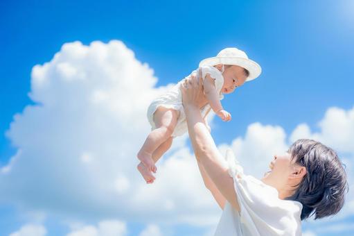 青空と親子 青空と親子 アウトドア,父親,赤ちゃんの写真素材