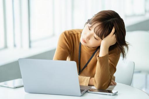 パソコンを使いながら考える女性 パソコンを使いながら考える女性 女性,パソコン,考えるの写真素材