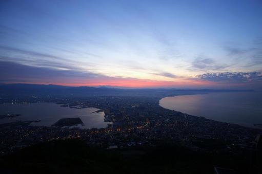 函館山から眺める柔らかな函館市街と海 函館山から眺める柔らかな函館市街と海の写真