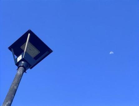 昼間の月と街灯 昼間の月と街灯の写真