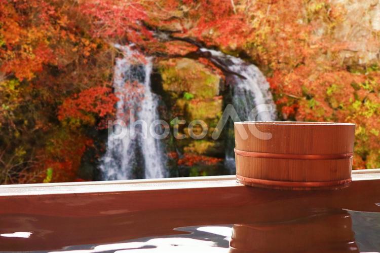 紅葉と温泉のイメージ 温泉,露天風呂,旅の写真素材