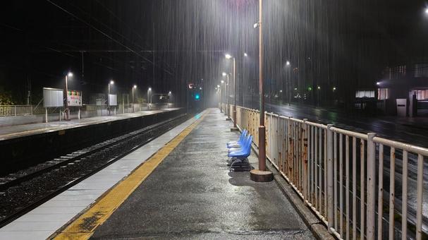 雨の駅 夜,駅,雨の写真素材