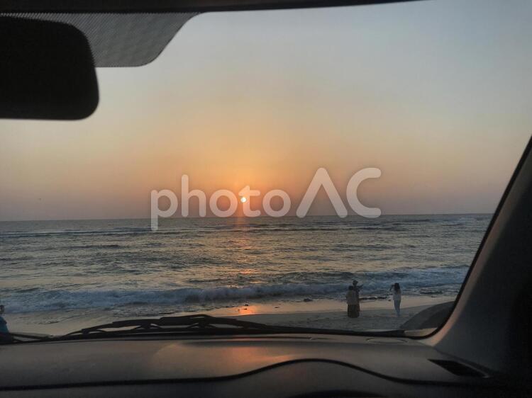 夕日の見える車窓 夕日,浜辺,海の写真素材