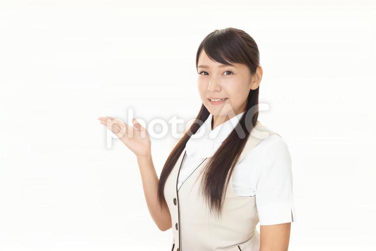 案内する笑顔のビジネスウーマン 女性,ビジネスウーマン,女の写真素材