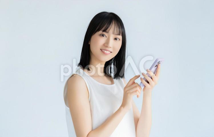 スマホを使う女性の美容・健康イメージ 女性,美容,健康の写真素材