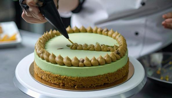 ケーキにマロンペーストを絞り出し飾り付け ケーキにマロンペーストを絞り出し飾り付けの写真