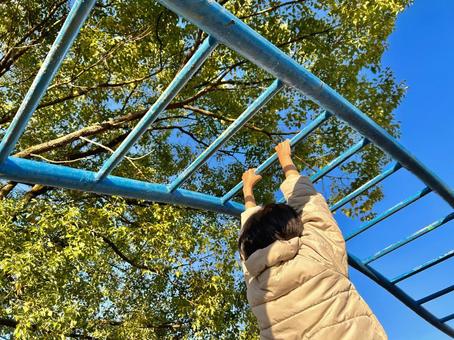 雲梯遊び 女の子,秋,冬の写真素材