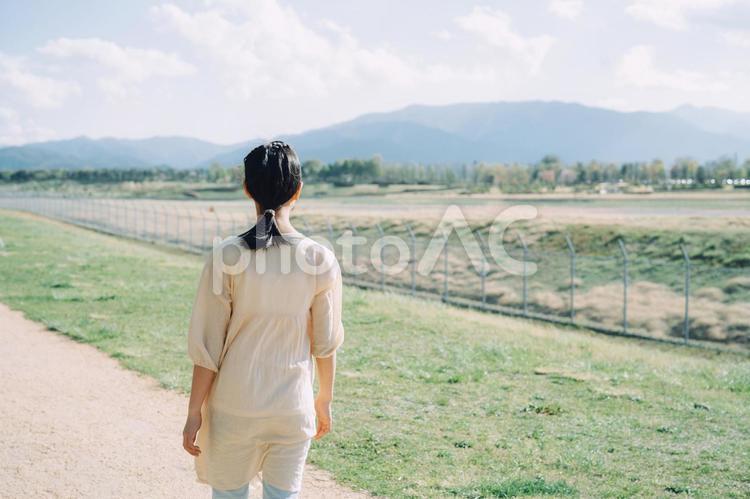 少女と風景（後ろ姿） 少女,子供,深呼吸の写真素材