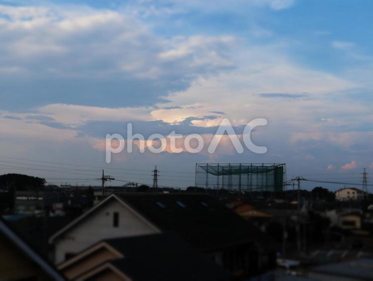 夕焼けぞら 夕焼け,雲,街並みの写真素材