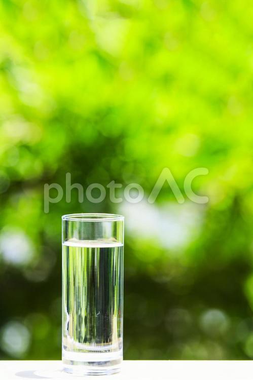 自然の緑背景とお水 熱中症対策,脱水予防,お水の写真素材