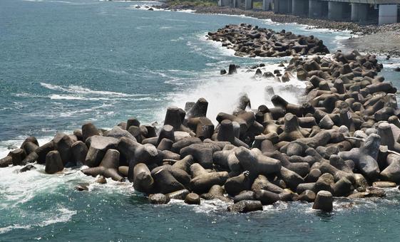 飛沫上げる堤防の海 飛沫上げる堤防の海 堤防,飛沫,海の写真素材