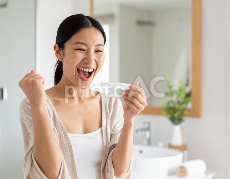妊娠検査薬の陽性結果に歓喜する女性 妊娠,陽性反応,妊娠検査薬の写真素材