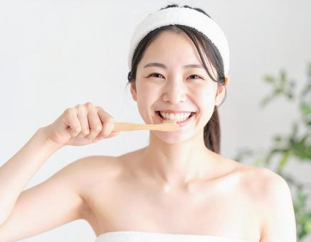 歯磨きをする女性 歯磨きをする女性の写真