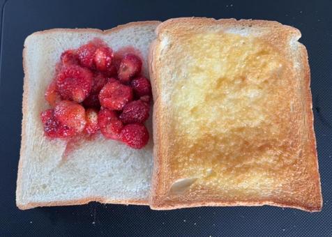 ココナッツとマーガリンの苺トーストパン ココナッツとマーガリンの苺トーストパンの写真