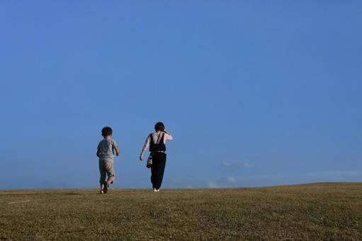 素材＞山頂をウォーキングする親子の後ろ姿 家族,女性,子供の写真素材