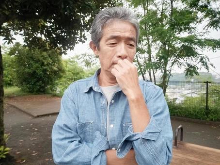 悩むシニア男性 シニア,シニア男性,シニアサラリーマンの写真素材