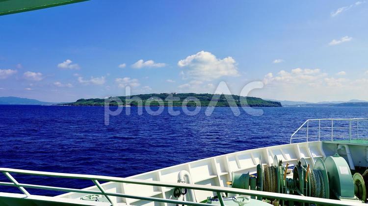 フェリーから見える古宇利島と空と海 古宇利島,海,空の写真素材