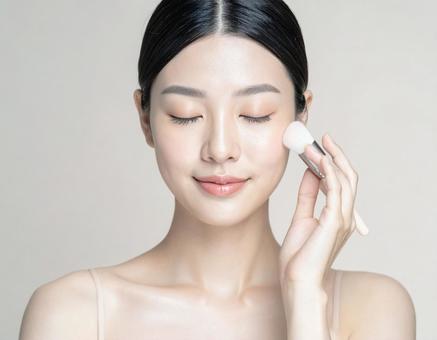 メイクする女性 メイクする女性の写真