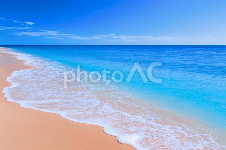 透明な波が寄せる砂浜の海辺風景 海,砂浜,波の写真素材
