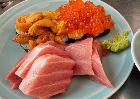 いくらとウニと中トロの寿司盛り合わせ 寿司,刺身,海鮮の写真素材