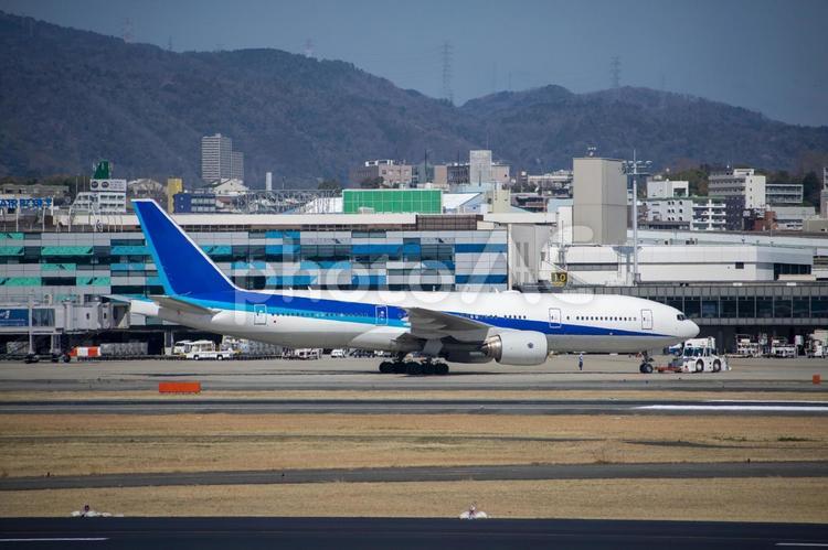 伊丹空港のボーイング777型機 飛行機,ボーイング777,旅客機の写真素材