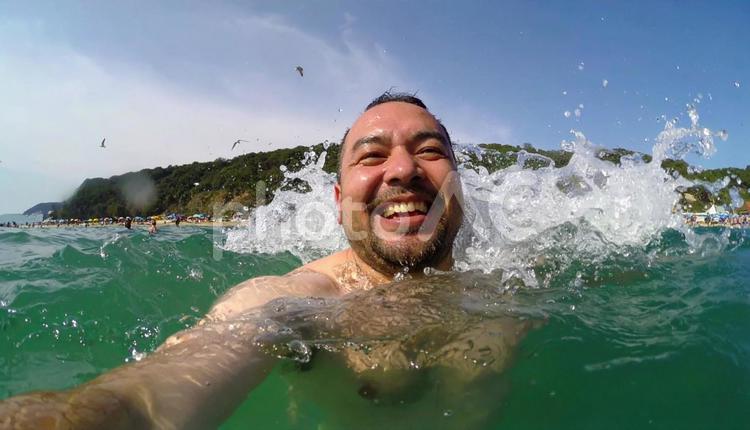 海で泳いで笑顔の日本人の男性 夏,海,水泳の写真素材