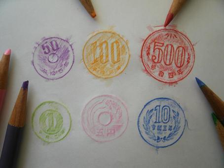フロッタージュした硬貨の模様と色鉛筆 フロッタージュ,こすり出し,技法の写真素材