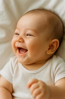 屈託のない赤ちゃんの笑顔の写真