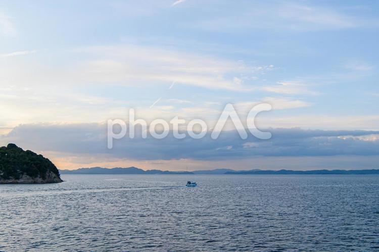 船の上から見えた夕焼け 夕暮れ,夕景,高松港の写真素材