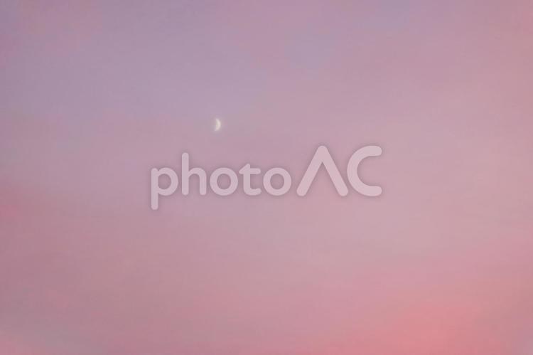 夕暮れの空とぼんやりとした月 夕焼け,夕暮れ,夕方の写真素材