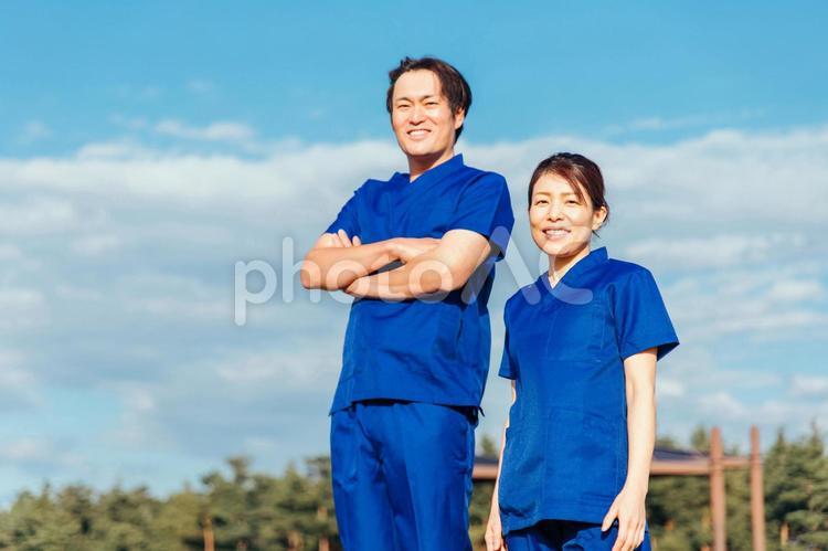 スクラブを着た男女（医療スタッフ） 医者,看護師,医師の写真素材