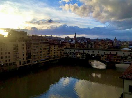 フィレンツェの夕暮れどきの街並み フィレンツェの夕暮れどきの街並み フィレンツェ,フィレンチェ,イタリアの写真素材