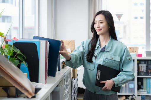 オフィスで仕事をする若い女性エンジニア オフィスで仕事をする若い女性エンジニア エンジニア,設計士,ビジネスの写真素材